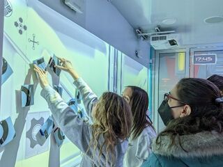 年轻女孩用显微镜和蓝液在Beaker内进行科学实验